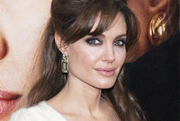 Angelina-jolies-makeup-style-side